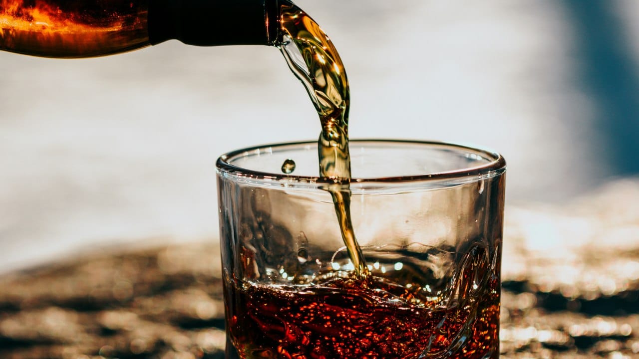 दारूशिवाय चकणा असू शकतो, पण चकणाशिवाय दारूची कल्पनाच अनेकांना अपूर्ण वाटते. त्यामुळे दारु पिताना आपल्याला सोबत कायमच चकणा पाहायला मिळतो. पण तुम्ही कधी एक गोष्टी पाहिलीत का, अनेकदा दारु पिताना चकणा म्हणून शेंगदाणे दिले जातात.