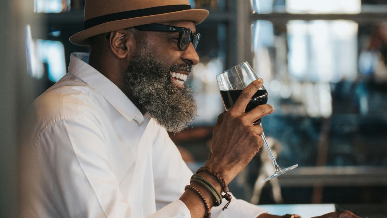 दारूचा सर्वात जास्त परिणाम लिव्हरवर (यकृत) होतो. पावसाळ्यात लिव्हरवर आधीच ताण असतो. अशा वेळी दारू प्यायल्यास लिव्हरला जास्त काम करावं लागतं. त्यामुळे लिव्हरचे आजार होऊ शकतात.