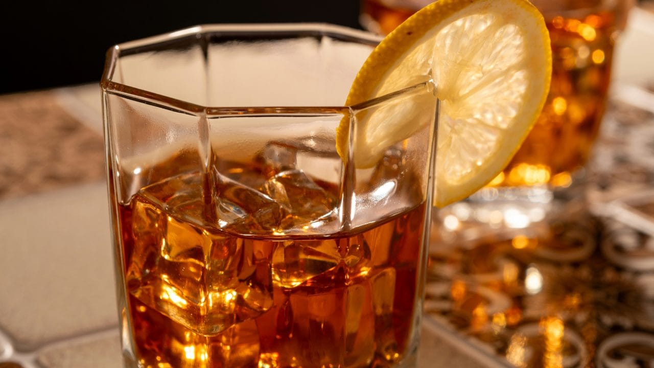 आपल्यापैकी अनेक मद्यप्रेमी हे दारु पिताना आवर्जुन बर्फाचा वापर करतात, बिअर, रम, व्हिस्की यांसह दारुचे विविध प्रकार पिताना त्यात बर्फ टाकला जातो. पण अनेकदा कोणत्या दारुमध्ये किती बर्फ टाकावा, आधी दारु टाकावी की बर्फ असा प्रश्न विचारला जातो. आज आपण त्याबद्दल जाणून घेणार आहोत.