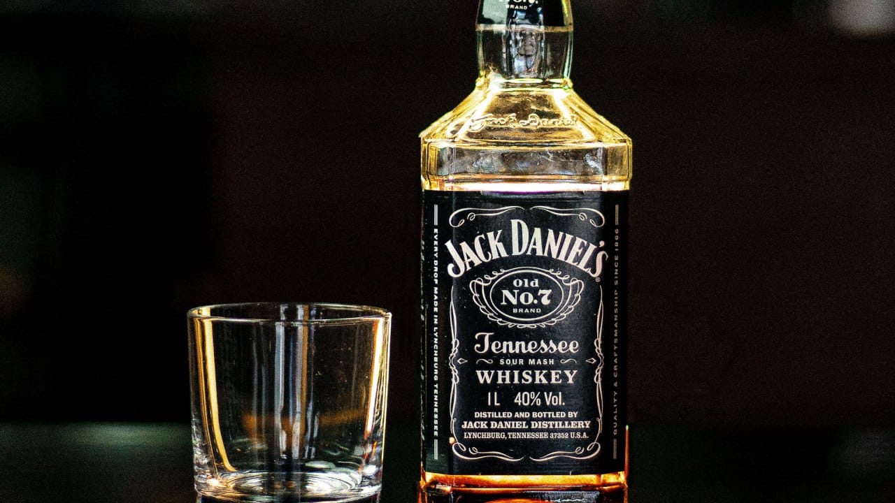 यामागे एक रंजक कारण दडलेलं आहे, जे फार कमी लोकांना माहीत आहे. यामागचं सोपं कारण आहे की, शेंगदाणे खाल्ल्यावर लवकर तहान लागते. जर तुम्ही खारट किंवा मीठ असलेले शेंगदाणे खात असाल तर ही तहान आणखी वाढते. मीठ आपल्या शरीरातील पाणी शोषून घेतं.