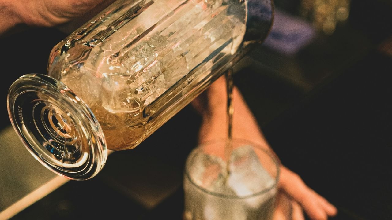 पावसाळ्यात वातावरणामुळे आपली पचनशक्ती आधीच कमजोर होते. त्यात दारू पचायला खूप जड असते. त्यामुळे ती प्यायल्यास पोटाचे त्रास, ॲसिडिटी आणि अपचन होऊ शकतं. यामुळे श्रावणात दारु न पिण्याचा सल्ला दिला जातो.