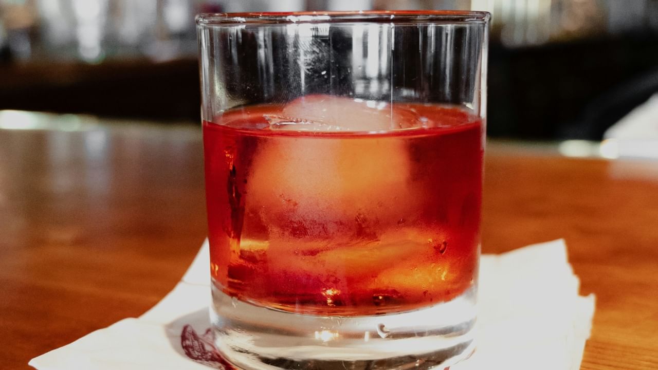 श्रावण महिन्यात दारु पिणं टाळण्यामागे आरोग्याची महत्त्वाची कारणं आहेत. श्रावण महिना हा पावसाळ्यात येतो. पावसाळ्यामुळे आपलं शरीर आणि पचनशक्ती दोन्ही कमजोर झालेली असते.