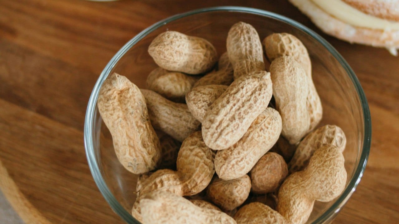 दारु आणि शेंगदाण्याचे एक अनोखं नातं आहे. तिखट शेंगदाणे, खारट शेंगदाणे किंवा अगदी साधे शेंगदाणे चकणा म्हणून देण्यात येतात. चकण्यांमध्ये अनेक पदार्थ असले तरी शेंगदाणे आजही सर्वात लोकप्रिय आहेत.