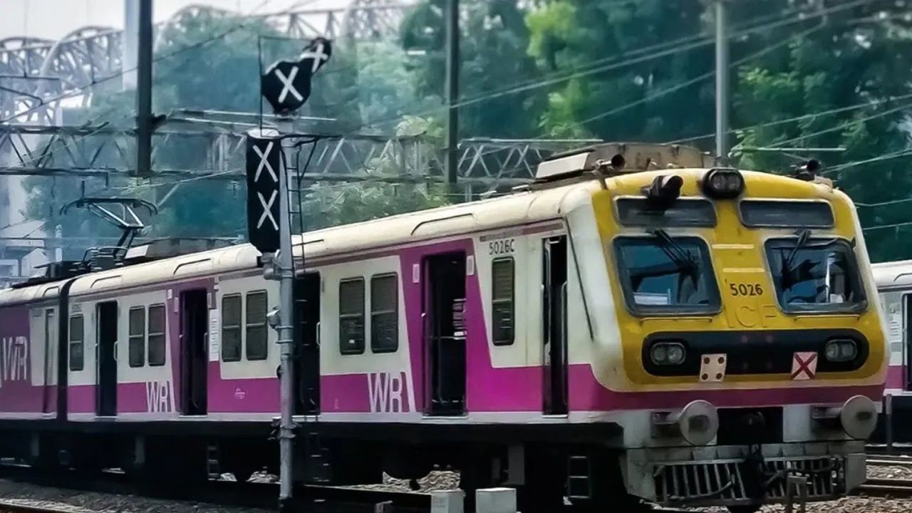 मुंबईत पावसाचा कहर, रेल्वे आणि रस्ते वाहतूक मंदावली; लोकलची सद्यस्थिती काय?