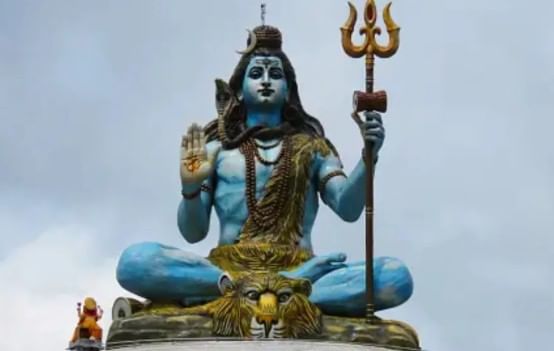 सध्या श्रावणाचा पवित्र महिना चालू झाला आहे. या महिन्यात भगवान महादेवाची मनोभावे पूजा केली जाते. विशेष म्हणजे या महिन्यात महादेवाची पूजा केल्यास ते आपली मनोकामना पूर्ण करतात असेही सांगितले जाते. मात्र भगवान महादेवाची मंदिरातून पूजा करून परतताना चुकूनही काही गोष्टी करू नयेत. या चुका केल्यास तुम्हाला चांगले फळ मिळणार नाही, असे बोलले जाते.