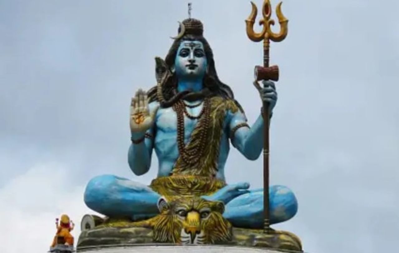 सध्या श्रावणाचा पवित्र महिना चालू झाला आहे. या महिन्यात भगवान महादेवाची मनोभावे पूजा केली जाते. विशेष म्हणजे या महिन्यात महादेवाची पूजा केल्यास ते आपली मनोकामना पूर्ण करतात असेही सांगितले जाते. मात्र भगवान महादेवाची मंदिरातून पूजा करून परतताना चुकूनही काही गोष्टी करू नयेत. या चुका केल्यास तुम्हाला चांगले फळ मिळणार नाही, असे बोलले जाते.