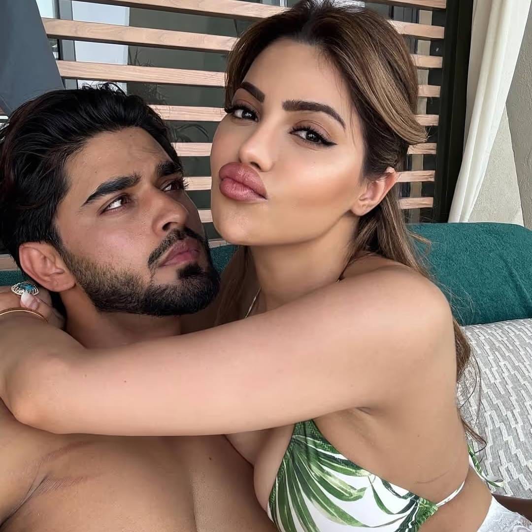 अरबाज शर्टलेस पोज देताना दिसला. कपलची इंटेंस केमिस्ट्री फोटोमध्ये पहायला मिळाली. दोघे सोबत पावर कपल वाटले. बर्थ डे सेलिब्रेशनच्या या फोटोंवरुन निक्की ट्रोल होतेय. यूजर्सच म्हणणं आहे की, हे फोटो पाहून हनीमून वाइब्स येत आहेत. 