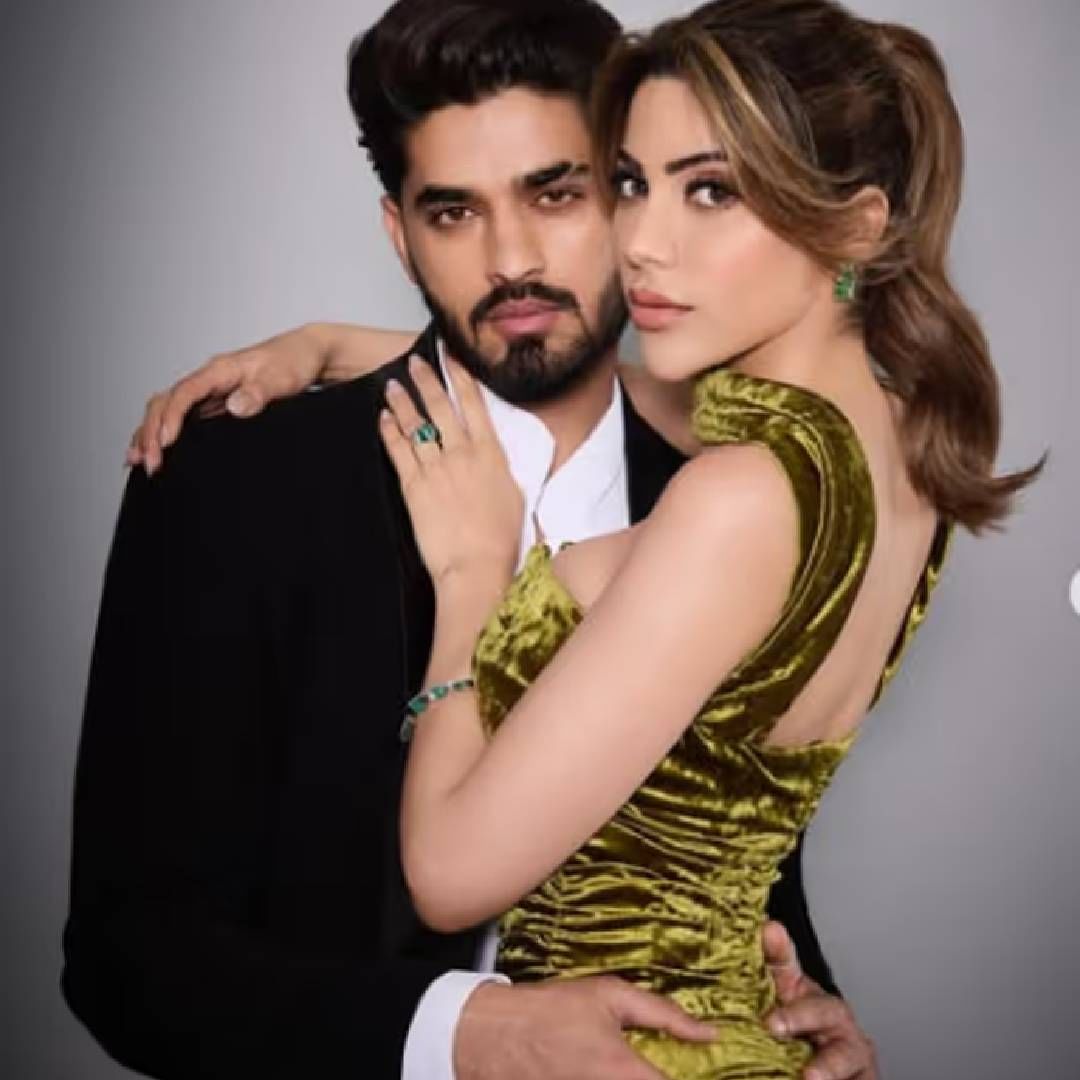 गणेश चतुर्थीचा सण येणार आहे. निक्की त्याच्या तयारीमध्ये गुंतली आहे. अरबाज सुद्धा तिला पूर्ण साथ देतोय. घराच्या सजावटीची जबाबदारी अरबाजवर आहे. बॉलिवूड बबलशी बोलताना दोघांनी सांगितलं की, दोघे आपापला धर्म परस्परांची इज्जत करतात. 