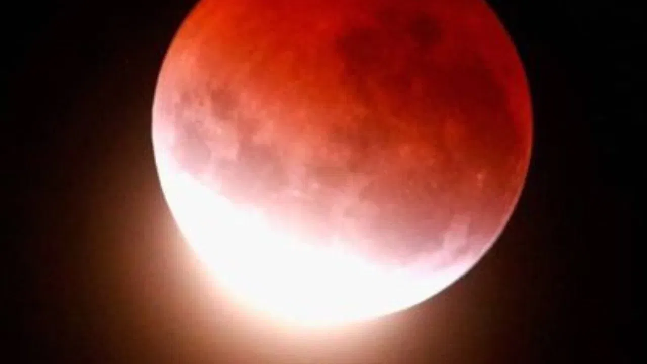 वर्षातील दुसरे चंद्रग्रहण कुंभ राशीत होईल. हे ग्रहण भारतात दिसणार आहे. दुसरे चंद्रग्रहण 7 सप्टेंबर रोजी होईल. हे ग्रहण भारतीय वेळेनुसार रात्री 9.58 वाजता सुरू होईल आणि पहाटे 1.26 वाजता संपेल.