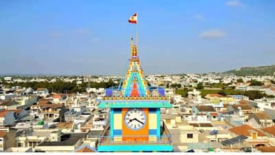 येथे नांदतो धनकुबेर; पाण्यासारखा वाहतो पैसा, जगातील सर्वात श्रीमंत गाव माहितेय का? बँकेत 5000 कोटींहून अधिकच्या ठेवी