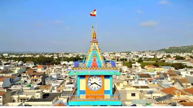येथे नांदतो धनकुबेर; पाण्यासारखा वाहतो पैसा, जगातील सर्वात श्रीमंत गाव माहितेय का? बँकेत 5000 कोटींहून अधिकच्या ठेवी
