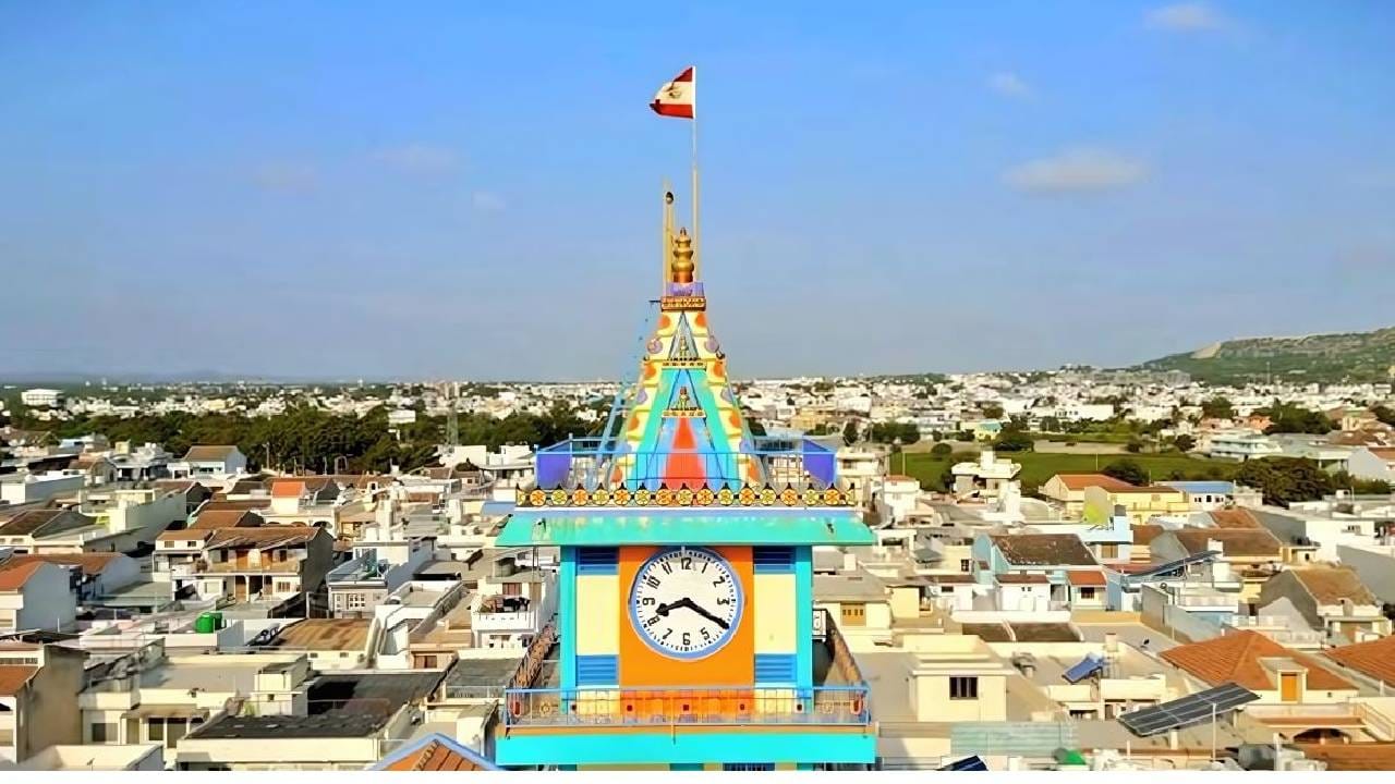 येथे नांदतो धनकुबेर; पाण्यासारखा वाहतो पैसा, जगातील सर्वात श्रीमंत गाव माहितेय का? बँकेत 5000 कोटींहून अधिकच्या ठेवी