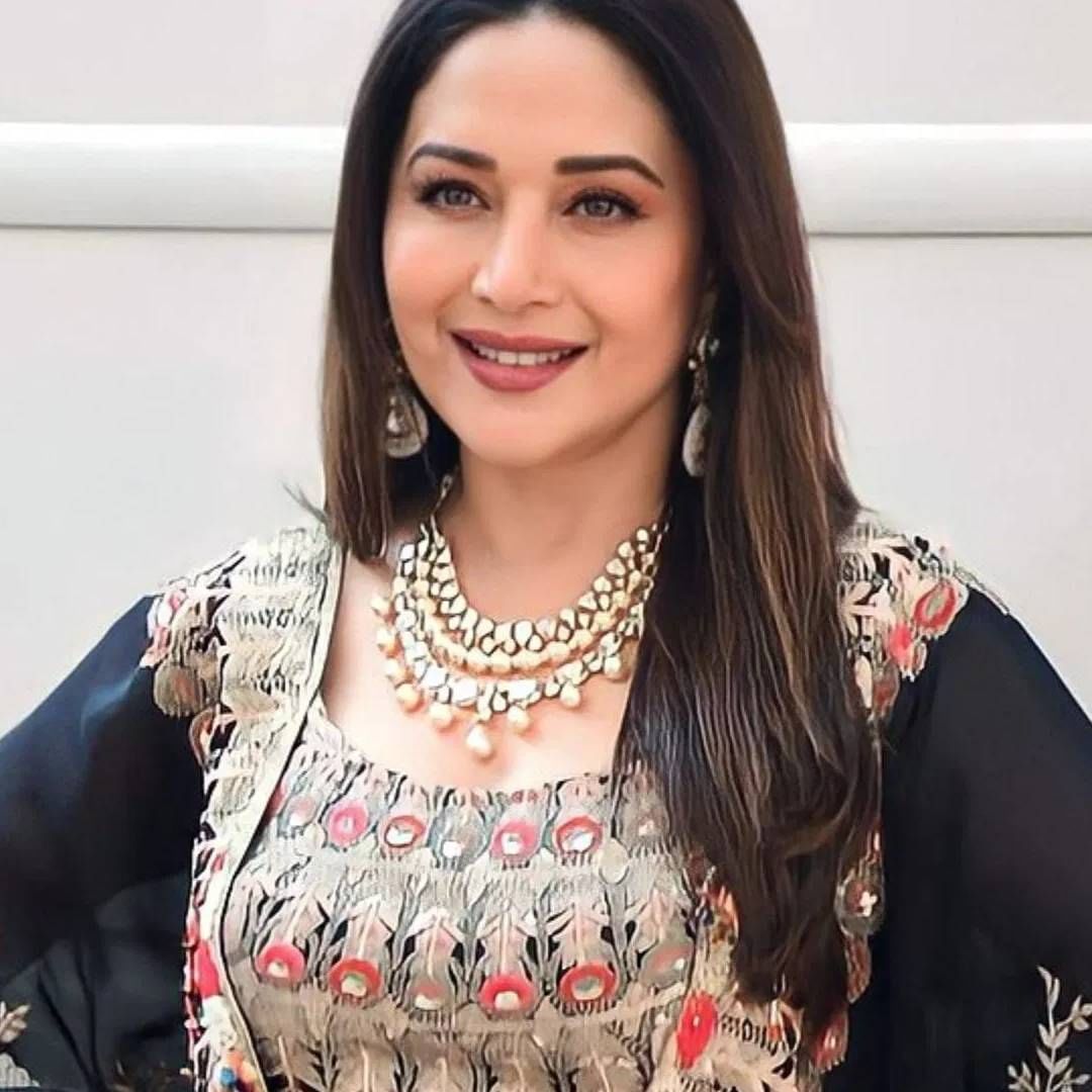 माधुरी दीक्षितने अक्षय कुमारसोबत एकच चित्रपट केला. पण तो चित्रपट प्रेक्षकांना फारसा पसंत पडला नाही. या चित्रपटाचं नाव 'आरजू' आहे. 26 वर्षांपूर्वी 1999 साली हा चित्रपट रिलीज झालेला. 8 कोटीमध्ये बनलेल्या या चित्रपटाची कमाई 6 कोटींपेक्षा पण कमी झालेली.