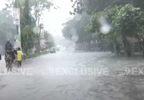 सध्या संपूर्ण महाराष्ट्रात तुफान पाऊस पडतोय. कोकण, पश्चिम महाराष्ट्र, मराठवाडा, विदर्भासह मुंबईलाही पावसाने झोडपून काढले आहे. मुंबईत तर रस्त्यांवर पाणी तुंबले असून काही रस्ते बंद करण्यात आले आहेत. लोकल सेवा मंदावली असून रस्त्यांवरील ट्रॅफिकही स्लो झाले आहे.