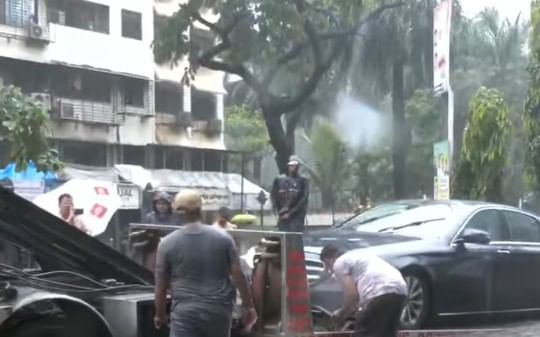 दरम्यान, आता मुंबई, उपनगरांत तुफान पाऊस कोसळत असल्याने शाळा, महाविद्यालये बंद असणार की चालू राहणार? असा प्रश्न पालक तसेच विद्यार्थ्यांकडून विचारला जात आहे. याबाबत आता खुद्द मुख्यमंत्री देवेंद्र फडणवीस यांनीच माहिती देत संभ्रम संपवला आहे.