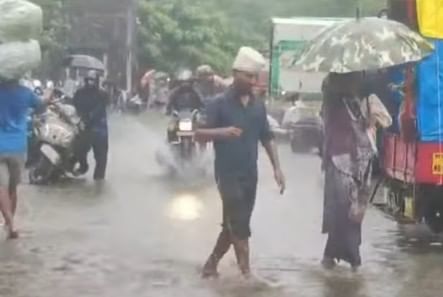 मुंबई तसेच संपूर्ण महाराष्ट्रात होत असलेल्या पावसाचा फडणवीस यांनी आढावा घेतला आहे. मुंबईत पुढच्या दहा ते बारा तासांत पावसाचा जोर वाढणार असल्याचे फडणवीस यांनी सांगितले आहे. तसेच मुंईला रेड अलर्ट देण्यात आल्याचंही त्यांनी नमूद केलं असून नागरिकांनी योग्य ती काळजी घ्यावी असे आवाहन केले आहे.