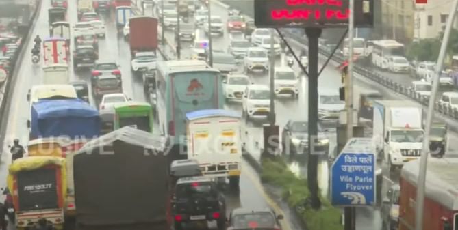 सध्या मुंबईतील पावसाची स्थिती लक्षात घेता आम्ही मंत्रालयातील कर्मचाऱ्यांना लवकर घरी सोडण्याचा आदेश दिला आहे, अशीही माहिती फडणवीस यांनी दिली. तसेच आजच्या पावसाची स्थिती लक्षात घेता दुपारच्या सत्रातील शाळांना सुट्टी देण्याचा आदेश महापालिकेने दिल्याचेही फडणवीसांनी सांगितले.