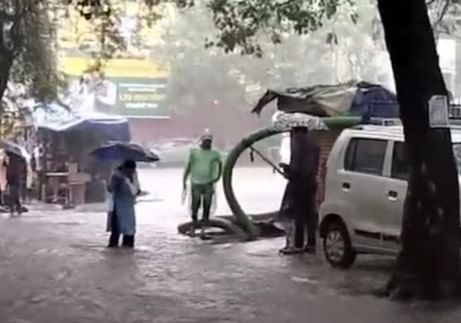 तसेच, आगामी 10 ते 12 तासांत मुंबईत पावसाचा जोर वाढणार आहे. समुद्रात तीन ते चार मीटर उंचीच्या लाटा उसळणार आहेत. त्यामुळे संध्याकाळी आलेल्या हवामान खात्याचा अंदाज लक्षात घेऊन शाळांना सुट्टी द्यायची की नाही हे ठरवले जाईल. संध्याकाळी मुंबई पालिकेकडून तसे आदेश देण्यात येतील, अशी माहिती फडणवीसांनी दिलेली आहे.