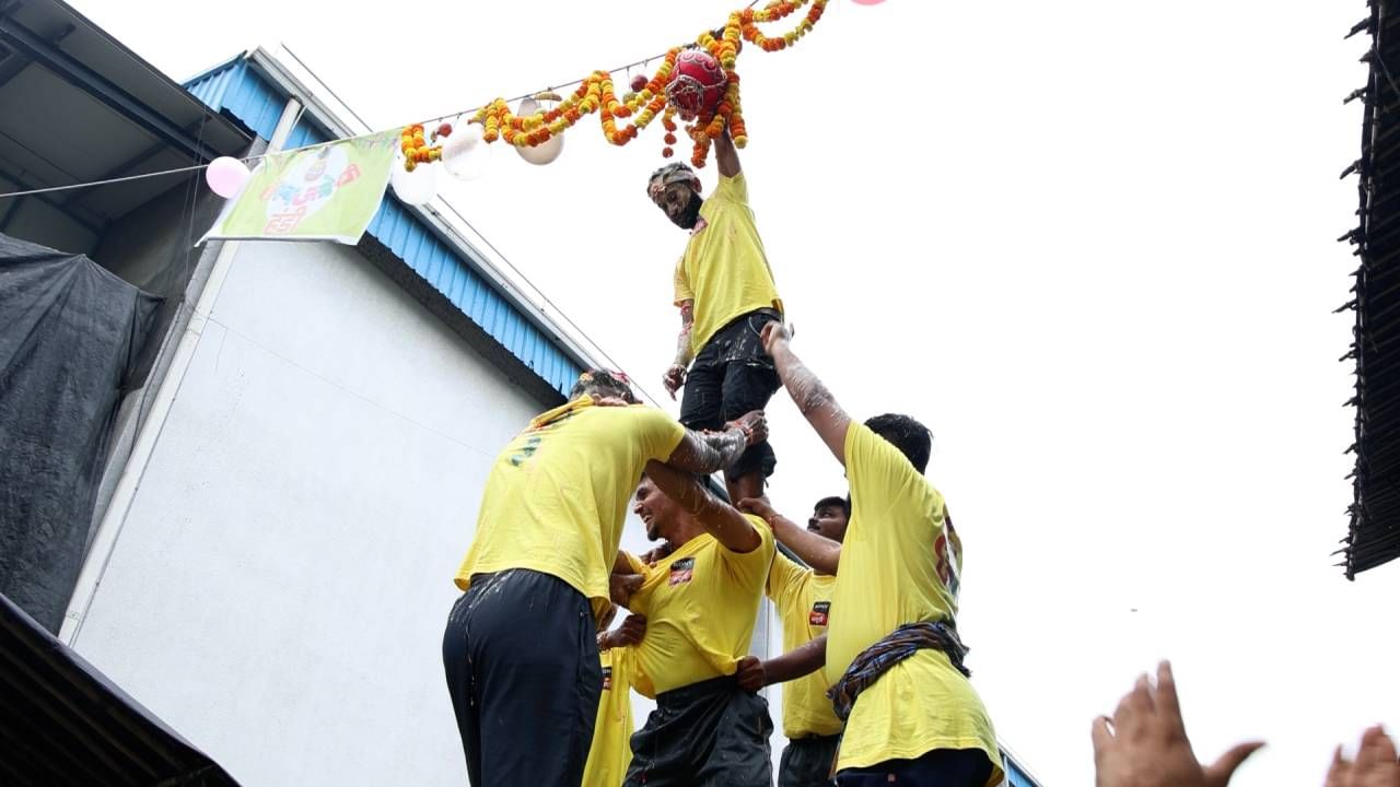 दरवर्षीप्रमाणे यंदाही दहीहंडीचा सण मोठ्या उत्साहात साजरा झाला. या उत्साहात सहभागी होण्यासाठी हास्यजत्रेच्या टीमने आपल्या शूटिंगच्या सेटवरच एक छोटीशी पण धमाकेदार दहीहंडी आयोजित केली. 
