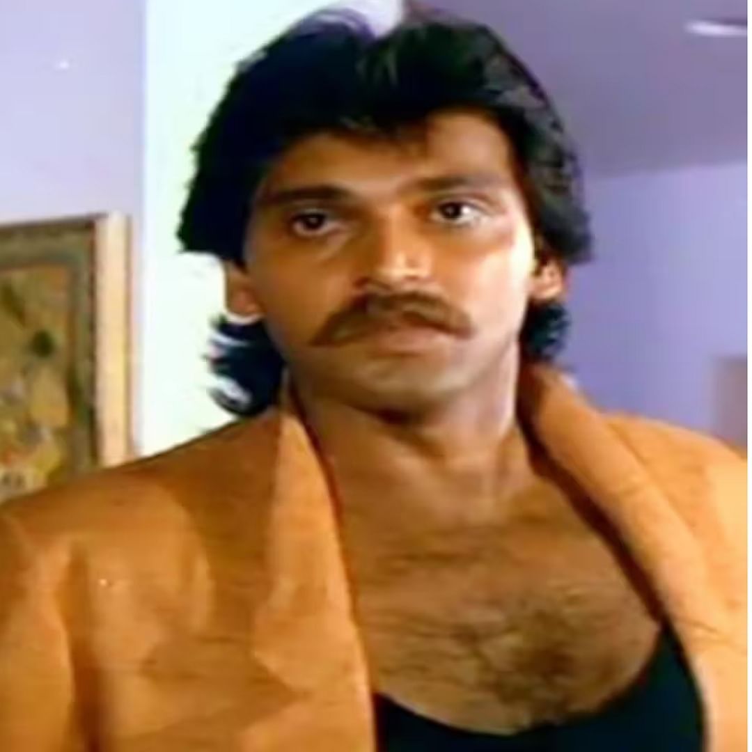 महेश आनंद :   बॉलीवूड चित्रपटांमध्ये खलनायकाची भूमिका साकारणाऱ्या महेश आनंदचा मृत्यू बराच काळ गूढ होता. महेश यांचे निधन झाले होते आणि त्यांचा मृतदेह तीन दिवस तिथेच पडला होता. शेजाऱ्यांना दुर्गंधी आल्याने ही बाब उघडकीस आली. पोलिसांनी दिलेल्या माहितीनुसार, महेश यांना हृदयविकाराचा झटका आला होता. त्यांच्या मृतदेहाजवळ दारूची बाटली आढळली. काम न मिळाल्याने त्यांना दारूचे व्यसन लागले होते. 