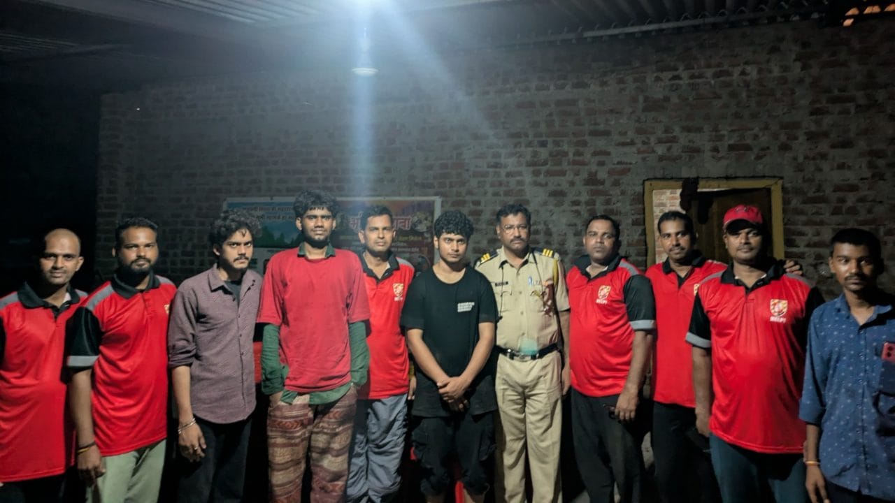 पण सुदैवाने हेल्प फाउंडेशनच्या जीव रक्षक दलाने केलेल्या थरारक बचावकार्यामुळे या दोन्ही तरुणांना सुखरूप खाली आणण्यात यश आले. त्यांच्या या धाडसी कामगिरीचे सर्वत्र कौतुक होतं आहे.