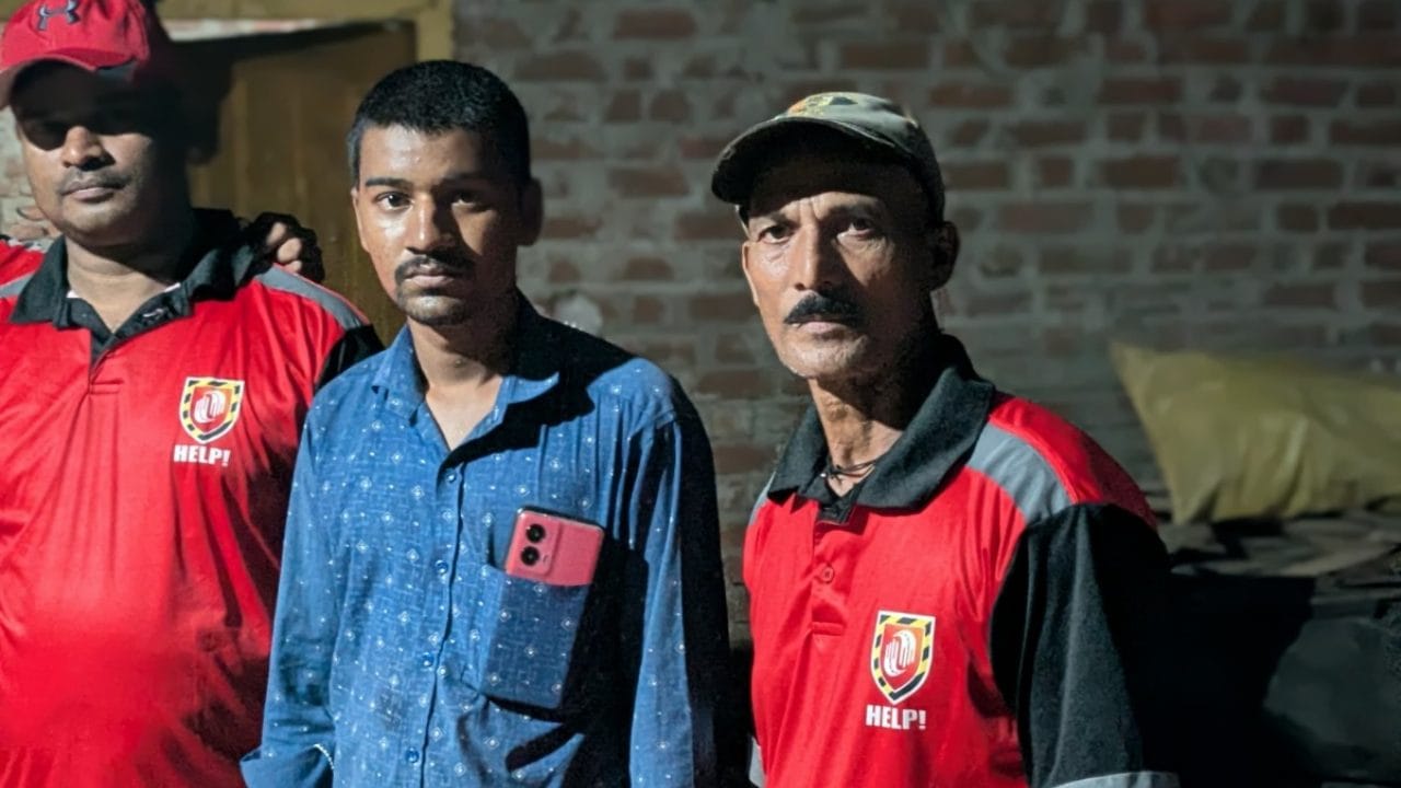 या टीमने अत्यंत शिस्तबद्ध पद्धतीने टॉर्चच्या प्रकाशात त्या दोघांना मधोमध घेऊन गड उतरण्यास सुरुवात केली. त्यांच्या अथक प्रयत्नांना यश मिळाले. पहाटेच्या सुमारास दोन्ही तरुणांना सुखरूप गडाच्या पायथ्याशी आणण्यात आले.