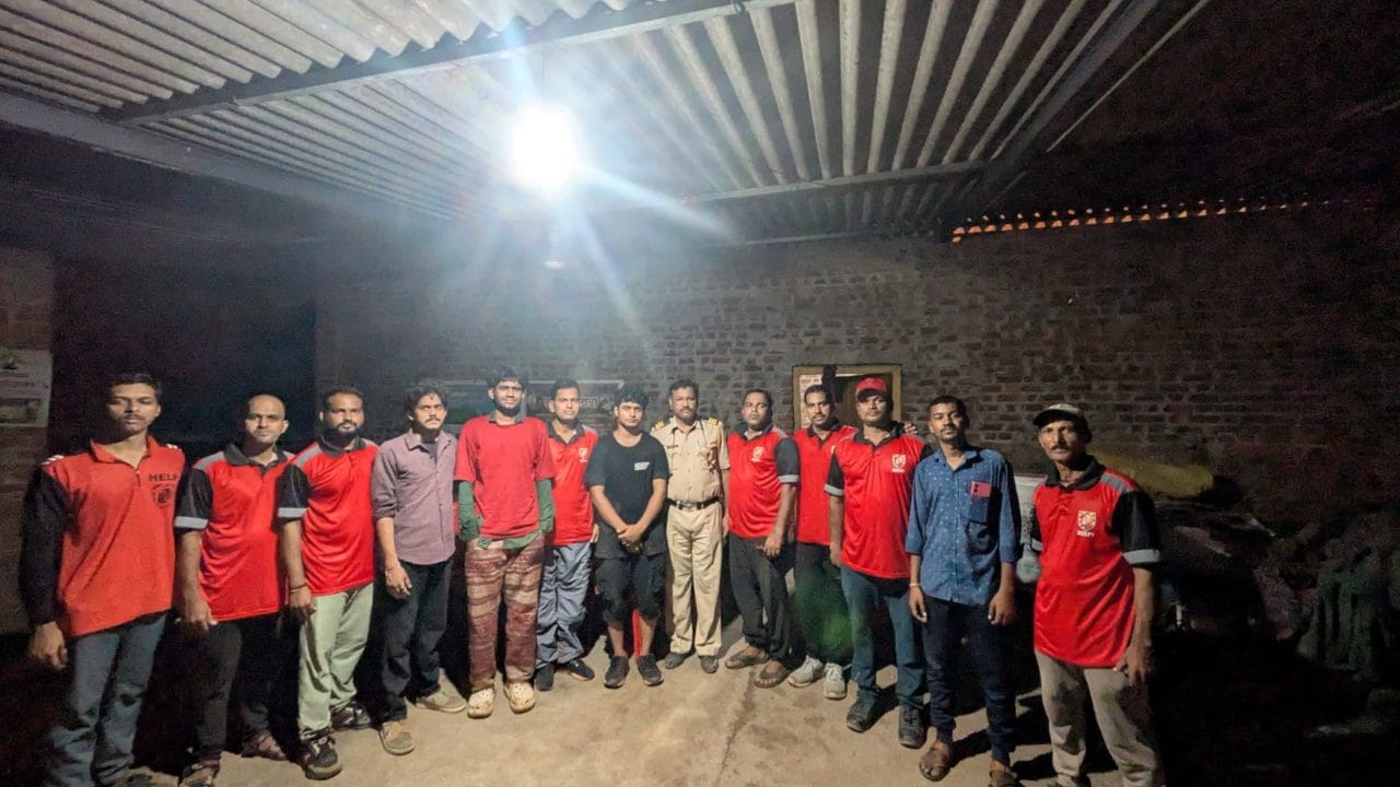 या संपूर्ण बचावकार्यादरम्यान टीमने अडकलेल्या तरुणांशी सातत्याने संपर्क साधून त्यांना धीर दिला. अखेर, सायंकाळी साडेसातच्या सुमारास टीमला दोन्ही तरुणांना शोधण्यात यश आले. या तरुणांना शोधल्यानंतर त्यांनी रात्रीच्या अंधारात माहुली गड उतरण्याची मोहीम सुरु केली.