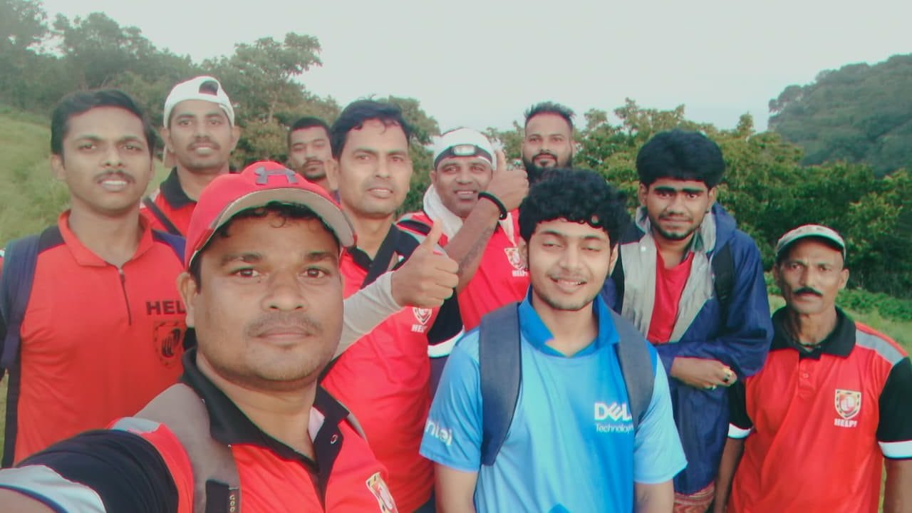 मालाड येथील रहिवासी असलेले रणजीत झा (१९) आणि आमिर मलिक (२०) हे दोघे ट्रेकिंगसाठी माहुली गडावर गेले होते. ट्रेकिंगदरम्यान रस्ता चुकल्यामुळे ते गडावरच अडकून पडले. त्यातच दिवस मावळत चालल्याने परिसरात अंधार दाटला होता.