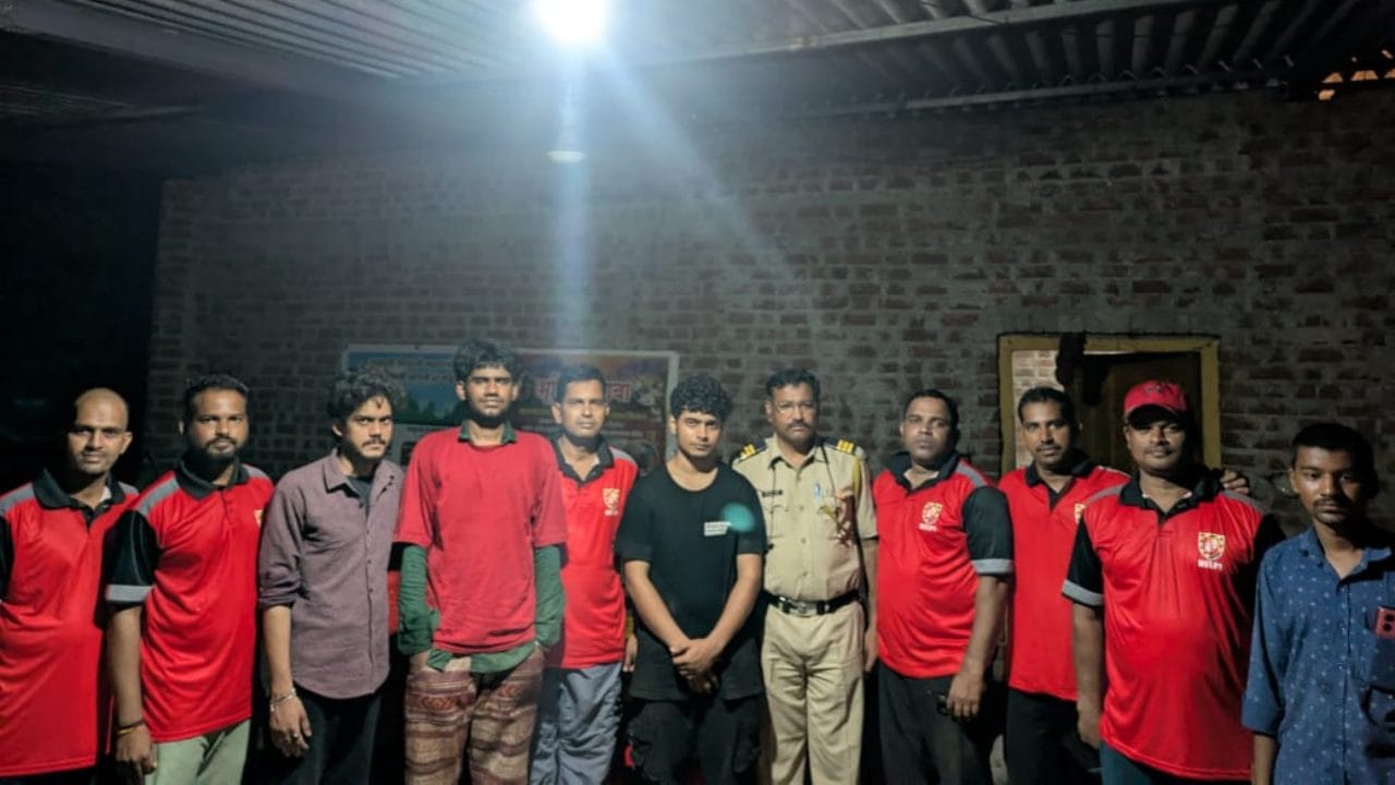 समीर चौधरी यांच्या नेतृत्वाखालील रेस्क्यू टीमने क्षणाचाही विलंब न करता शोधमोहीम सुरू केली. अंधार, पाऊस आणि अवघड वाटा असतानाही, हेल्प फाउंडेशनच्या टीमने अन्न, पाणी आणि टॉर्च घेऊन तीन-चार तासांची खडतर चढण पार केली.