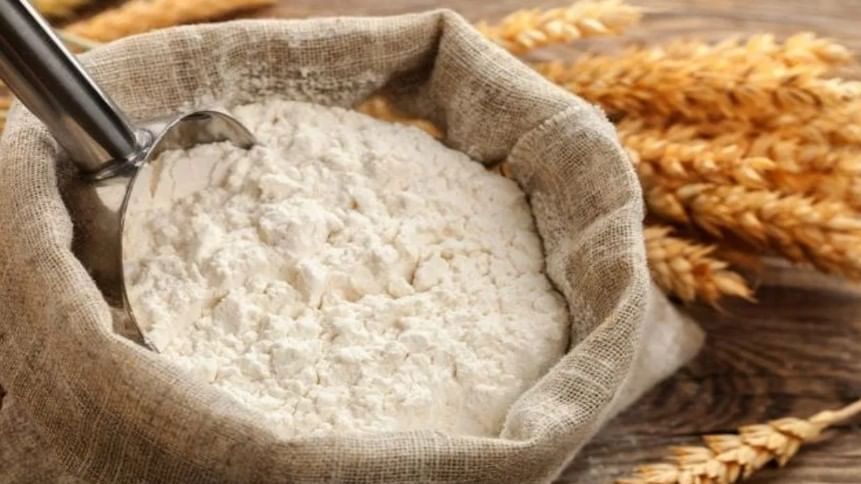 मैदा वापरण्याचे प्रमाण आजकाल फारच वाढले आहे. पण मैद्यामध्ये फायबर, जीवनसत्त्वे, मिनरल्स जवळपास नसतात. त्यामुळे मैद्यापासून तयार झालेले पदार्थ जास्त प्रमाणात खाल्लायस रक्तातील साखर वाढते. त्यामुळे वजन वाढते आणि बेली फॅट्सही वाढते. मैदा हा हृदयासंदर्भातील आजार होण्याचे कारण ठरू शकते. त्यामुळे मैदा खाणे टाळावे. 