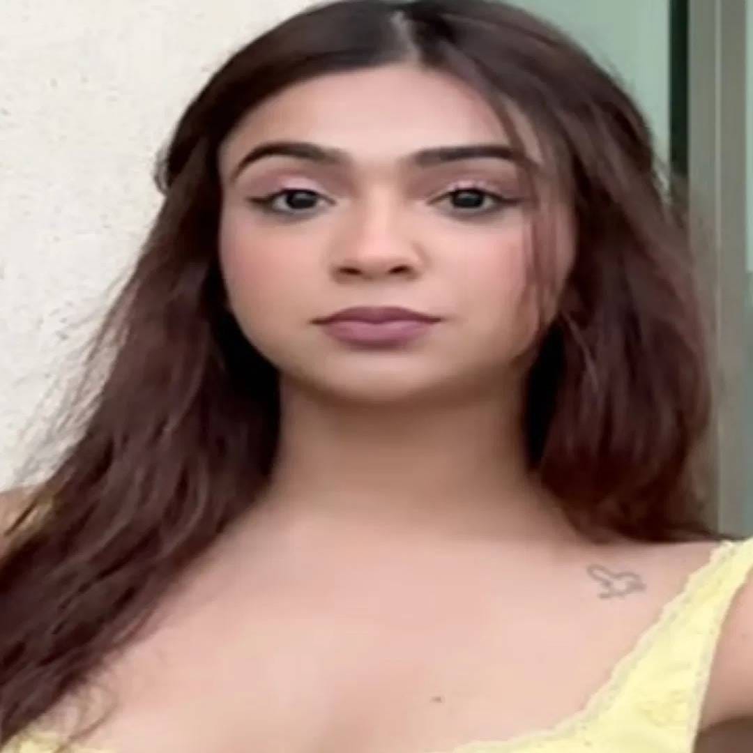 त्यानंतर अपूर्वा स्किन ट्रीटमेंटसाठी गेली. त्यानंतर ती नेल सलूनमध्ये सुद्धा गेली. पूर्ण दिवस ट्रान्सफॉर्मेशन झाल्यानंतरही ती आपल्या लूकवर खुश नव्हती. 