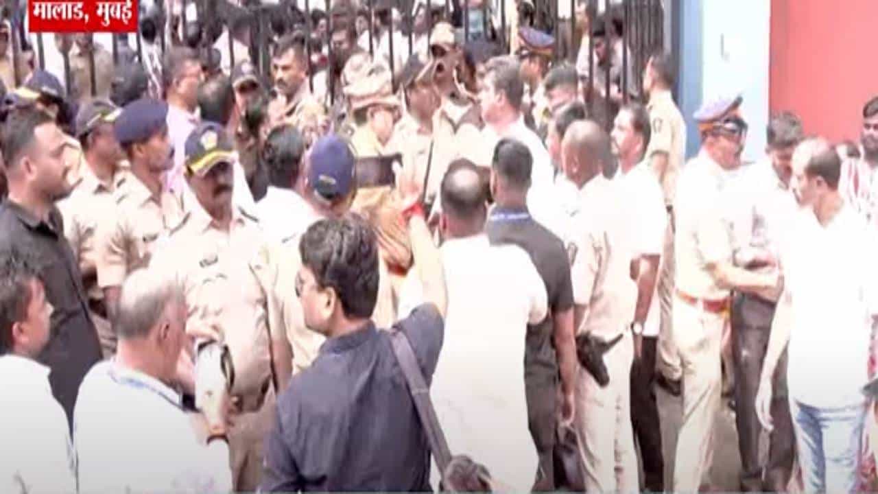 Malad News :  मालवणीमधील टाऊनशिप शाळेवरून राजकारण तापलं, काँग्रेसच्या कार्यकर्त्यांची गर्दी, गोंधळामुळं पोलिसांची दमछाक
