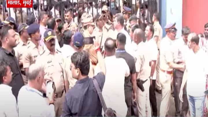 Malad News : मालवणीमधील टाऊनशिप शाळेवरून राजकारण तापलं, काँग्रेसच्या कार्यकर्त्यांची गर्दी, गोंधळामुळं पोलिसांची दमछाक Malad News : मालवणीमधील टाऊनशिप शाळेवरून राजकारण तापलं, काँग्रेसच्या कार्यकर्त्यांची गर्दी, गोंधळामुळं पोलिसांची दमछाक