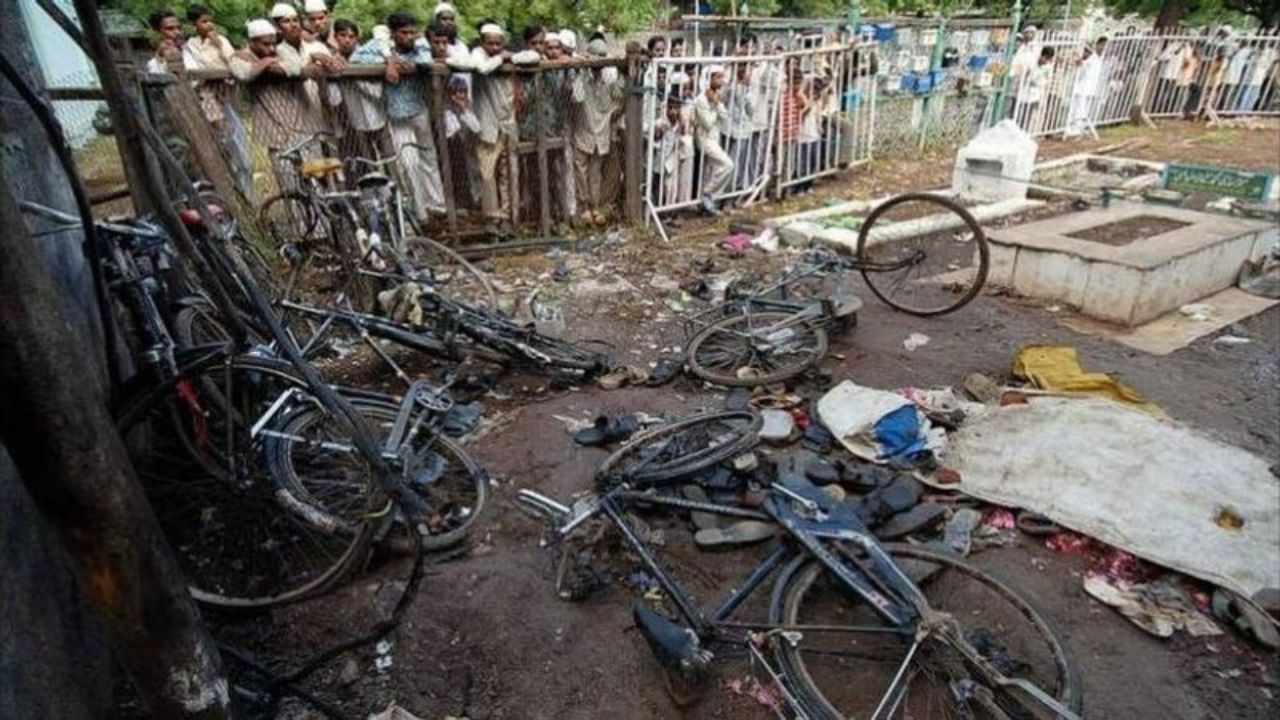 मालेगाव बॉम्बस्फोट प्रकरणी न्यायालयाच्या निकालानंतर मोठा ट्विस्ट, नेमकं काय घडलं? मालेगाव बॉम्बस्फोट प्रकरणी न्यायालयाच्या निकालानंतर मोठा ट्विस्ट, नेमकं काय घडलं?