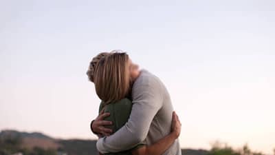 Man Mums : फक्त 5 मिनिटांच्या मिठीसाठी 600 रुपये ! या झप्पीची कहाणी काय ?