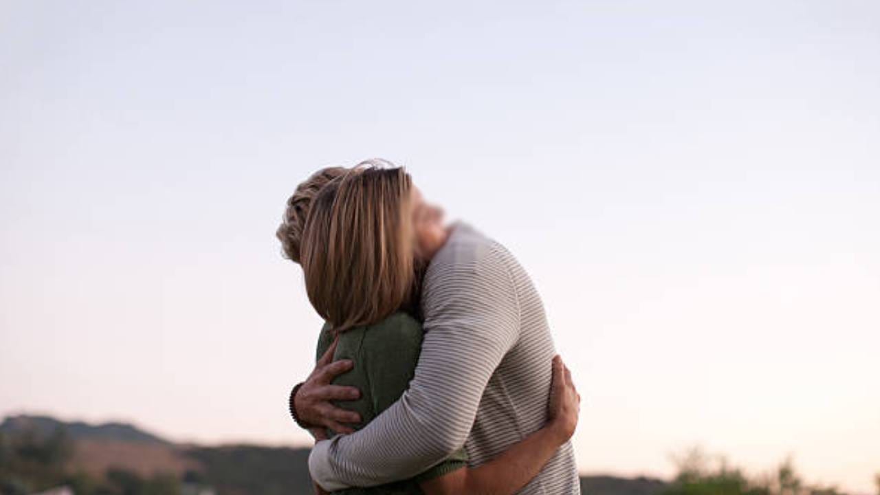 Man Mums : फक्त 5 मिनिटांच्या मिठीसाठी 600 रुपये ! या झप्पीची कहाणी काय ?