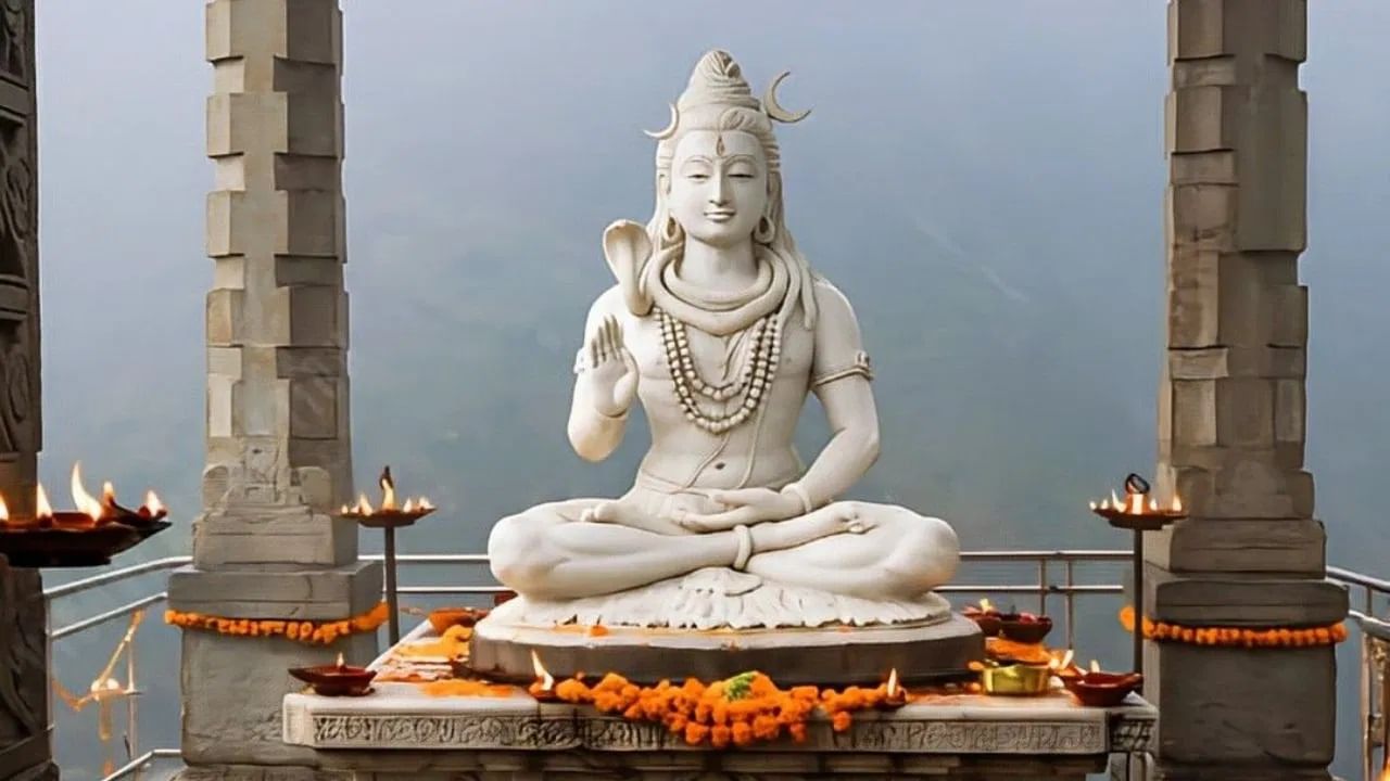 स्वप्नात भगवान शिवाचे मंदिर पाहणे हे एक अतिशय शुभ चिन्ह आहे जे जीवनात येणाऱ्या सकारात्मक बदलांचे प्रतीक असू शकते. याचा अर्थ असा की तुमच्या जीवनातील त्रास आणि समस्या संपणार आहेत.