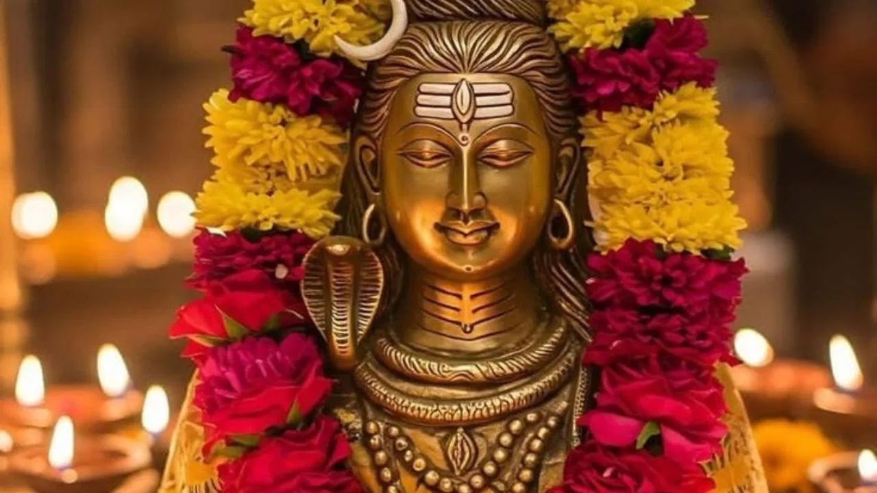 जर तुम्हाला भोलेनाथाच्या मंदिरात पूजा करण्याचे स्वप्न पडले असेल तर सर्वात आधी सकाळी उठून भोलेनाथाचे दर्शन घेण्यासाठी मंदिरात जा, भोलेनाथचा जलाभिषेक करा आणि त्यांचे आशीर्वाद घ्या.