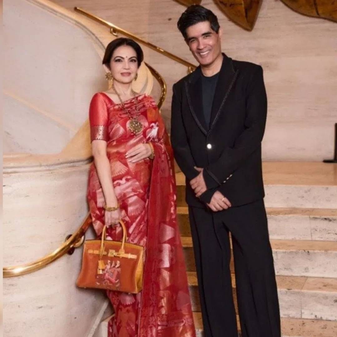 नीता अंबानी या फोटोत फॅशन डिझायनर मनीष मल्होत्रा यांच्यासोबत दिसत आहेत.  त्यांनी जामदानी बनारसी साडी परिधान केली आहे. यात खऱ्या सोन्याचं आणि चांदीच जरीकाम केलेलं आहे. सोबत नीता यांनी गोल्ड नेकलेस घातला आहे. ( Credit: manishmalhotra/Instagram)