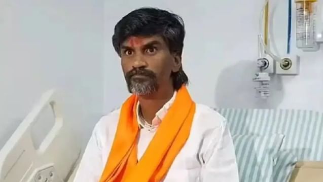 जरांगे यांना दिवसेंदिवस पाठिंबा वाढत आहे. अनेक आमदार, खासदारांनी त्यांची भेट घेऊन एकाप्रकारे जरांगे यांच्या मागणीला आपला पाठिंबा असल्याचेच सांगितले आहे. विरोधकांनीही हाच मुद्दा पकडून सत्ताधाऱ्यांना कोडींत पकडण्याचा प्रयत्न चालू केलाय. 