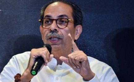 फोनद्वारे ठाकरे यांच्यासोबत काय चर्चा झाली याबाबत जरांगे यांनी माहिती दिली आहे. इतक्या मोठ्या संख्येने मराठा समाज मुंबईत आला, हे पाहून उद्धव ठाकरे अचंबित झाल्याचे जरांगे यांनी सांगितले.