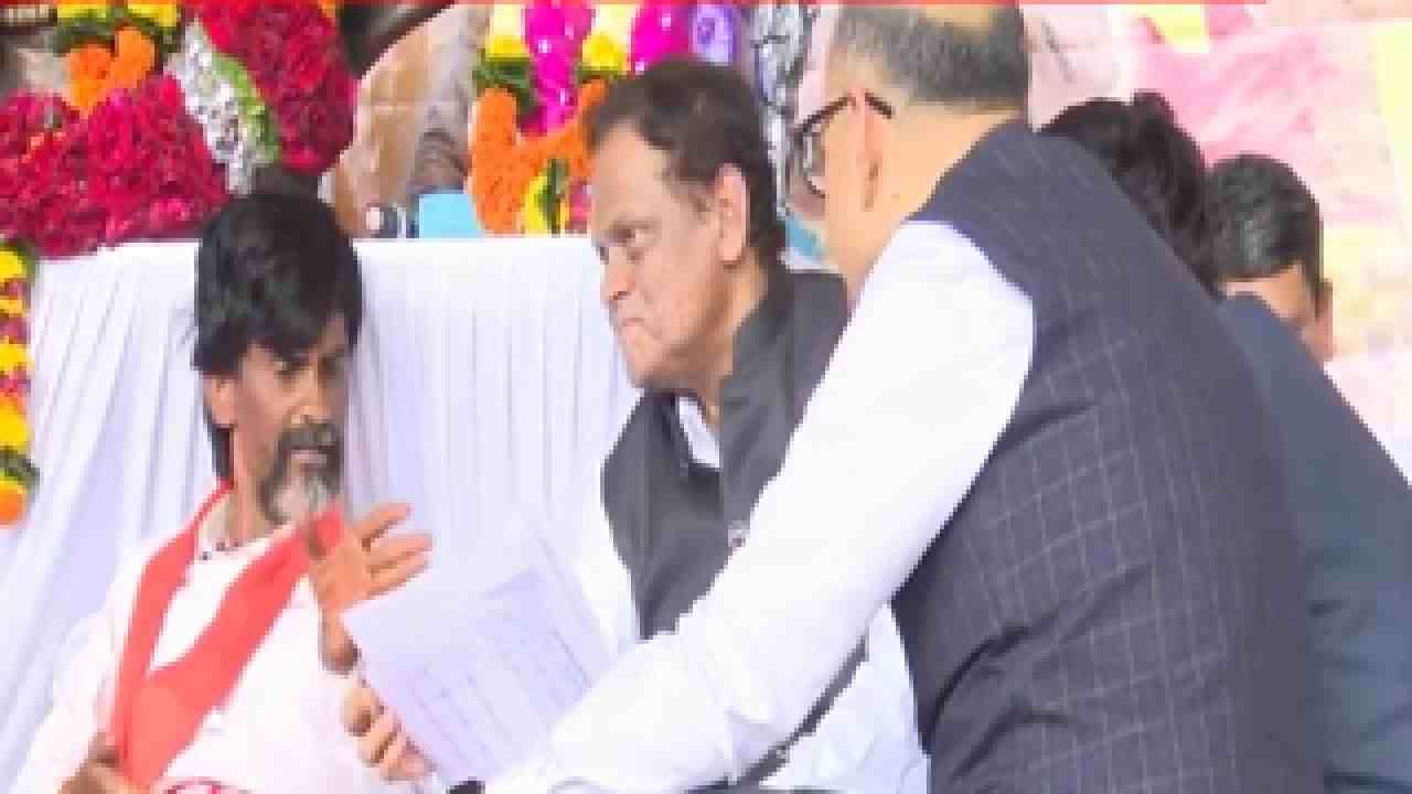 शिंदे समितीने कागद दाखवले, जरांगे मात्र ओबीसी आरक्षणावर ठाम, चर्चेत नेमकं काय काय घडलं?