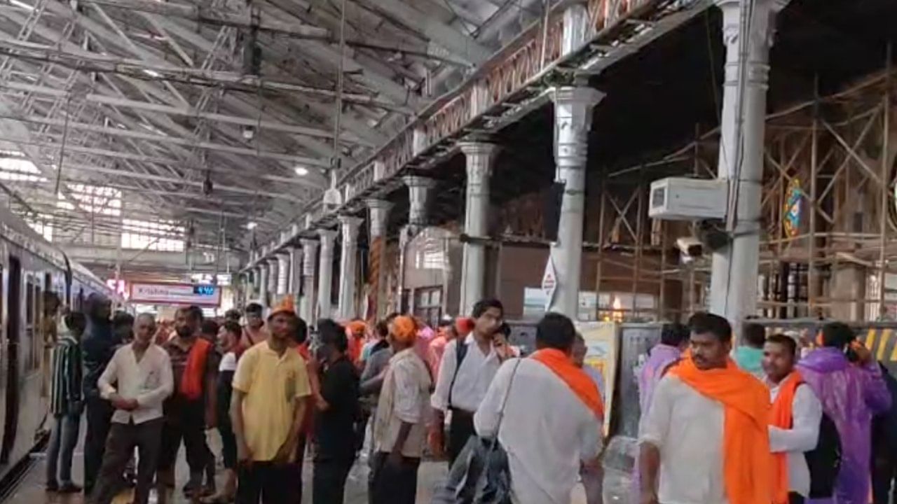 या आंदोलनावर राज्य सरकारचीही नजर आहे. मंत्री राधाकृष्ण विखे पाटील यांनी दिलेल्या माहितीनुसार, जरांगे पाटील यांच्या मागण्यांचे निवेदन प्राप्त झाल्यानंतर उपसमितीची बैठक घेतली जाईल. तसेच, हैदराबाद गॅझेटबाबतचा अभ्यासही सुरू असून त्यानंतरच पुढील कार्यवाही केली जाईल, असे त्यांनी सांगितले.