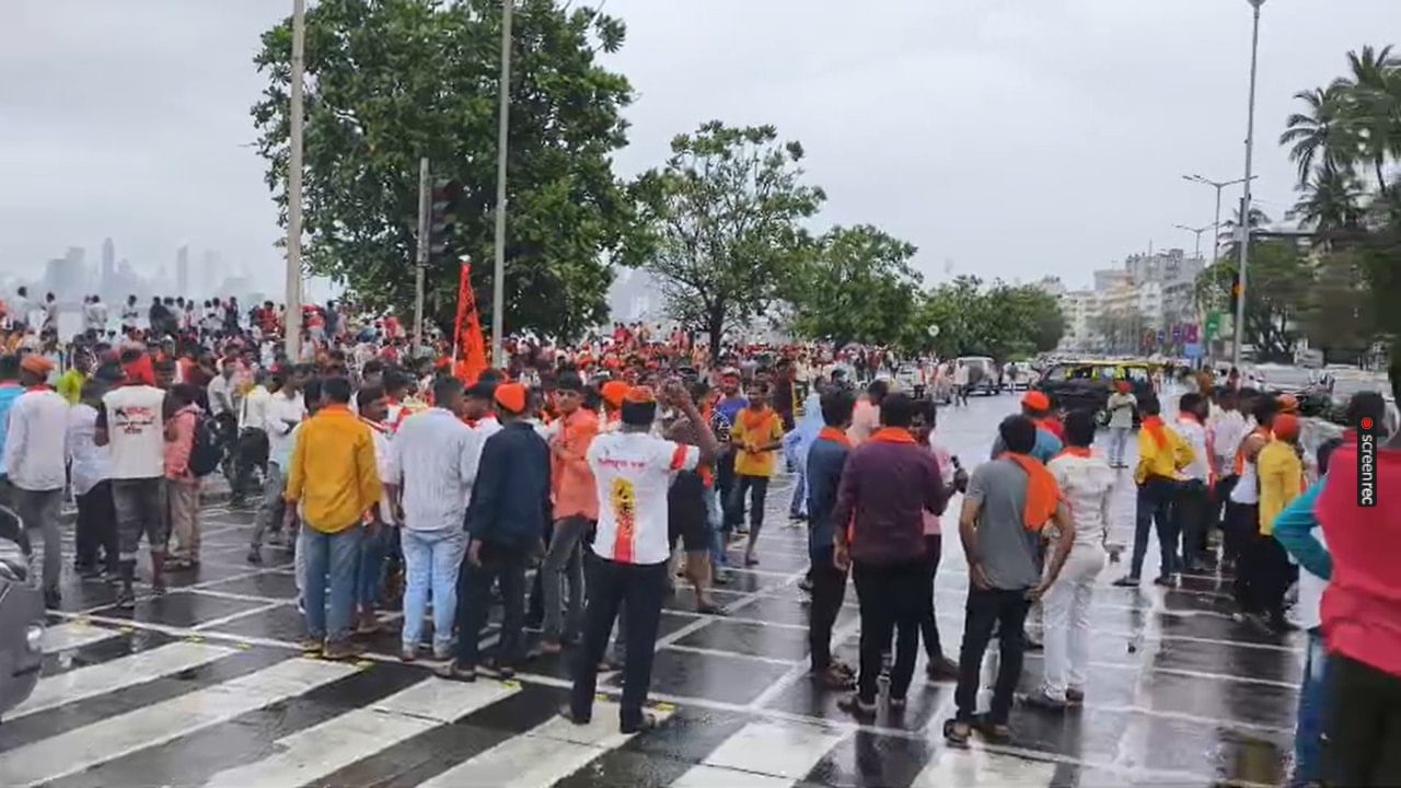 हे आंदोलन सुरू असतानाच अनेक आंदोलक आता त्यांच्या वाहनांकडे परतीच्या प्रवासाला लागले आहेत. नवी मुंबई मार्गे आलेल्या आंदोलकांची वाहने गोवंडी आणि आसपासच्या परिसरात लावण्यात आली आहेत. वाहनतळावर पोहोचण्यासाठी आंदोलक हार्बर रेल्वेचा वापर करत आहेत.