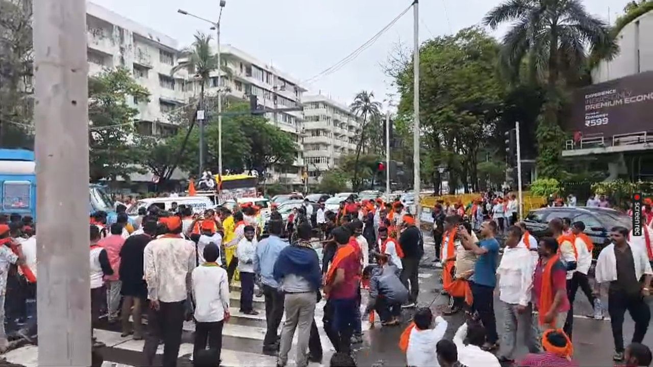 मराठा आंदोलनामुळे शहरातील वाहतुकीवर मोठा परिणाम झाला आहे. माझगाव फ्रीवे आणि मंत्रालय परिसरात प्रचंड वाहतूक कोंडी झाली आहे. अनेक लोक त्यांच्या वाहनांमधून उतरून पायी चालत जात आहेत.