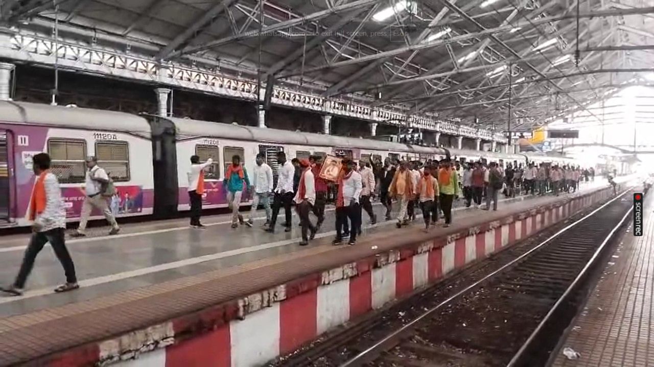 मुंबईत मोठ्या संख्येने मराठा आंदोलक दाखल झाल्यामुळे अनेक भागांमध्ये गर्दी झाली आहे. विशेषतः चर्चगेट आणि छत्रपती शिवाजी महाराज टर्मिनस (CSMT) स्टेशन परिसर आंदोलकांनी भरून गेला आहे.