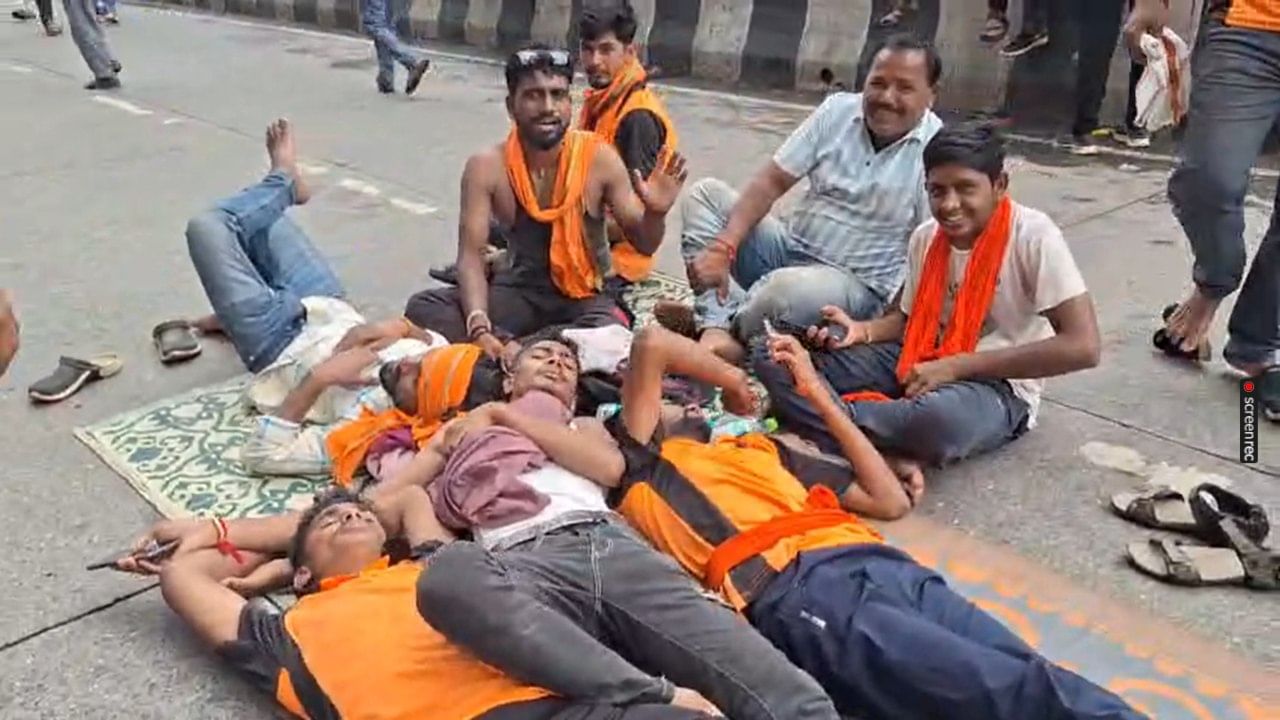 आझाद मैदानात पोहोचताच त्यांनी मराठा समाजाला ओबीसी कोट्यातून आरक्षण मिळावे या मागणीसाठी आमरण उपोषण सुरू केले आहे. मराठा आरक्षणाची मागणी पूर्ण होईपर्यंत उपोषण सुरूच राहील, अशी भूमिका जरांगे पाटील यांनी घेतली आहे.