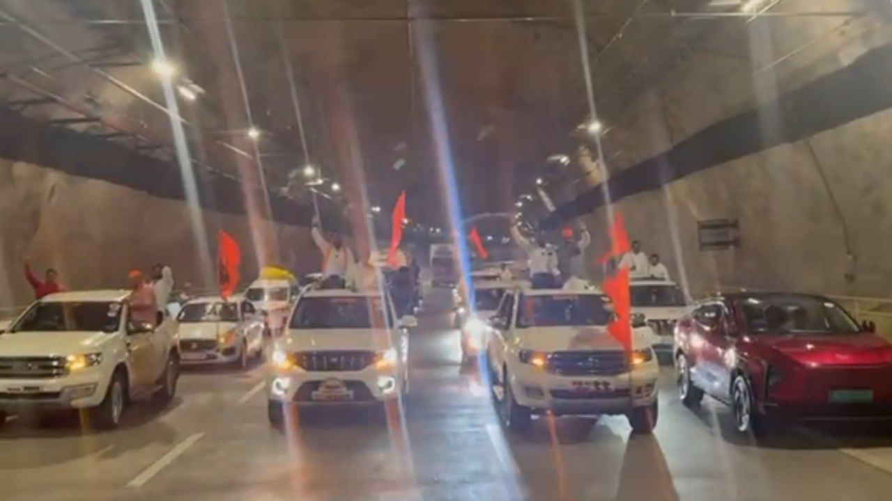 पावसापासून बचाव करण्यासाठी अनेक आंदोलकांनी चर्चगेट स्टेशनच्या बोगद्यात आसरा घेतला आहे, तर काहीजण CSMT स्टेशन परिसरात थांबले आहेत. त्यामुळे कामावर जाणाऱ्यांना त्रास सहन करावा लागत आहे.