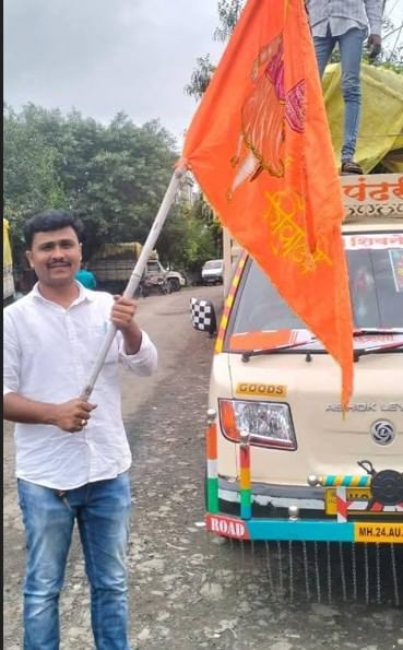 हा तरुण लातूरच्या अहमदपूर तालुक्यातील टाकळगाव येथील रहिवासी असल्याची माहिती समोर येत आहे. हृदयविकाराचा झटका आल्यानंतर या तरुणाला उपचारासाठी जे जे रुग्णालयात हलवण्यात आले होते. मात्र डॉक्टरने या कार्यकर्त्याला मृत घोषित केले आहे.