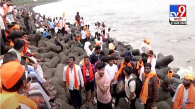 Maratha Reservation Protest : भगवं वादळ मरीन ड्राईव्हवर धडकलं, असंख्य मराठा आंदोलक समुद्र किनारी उतरले अन्…